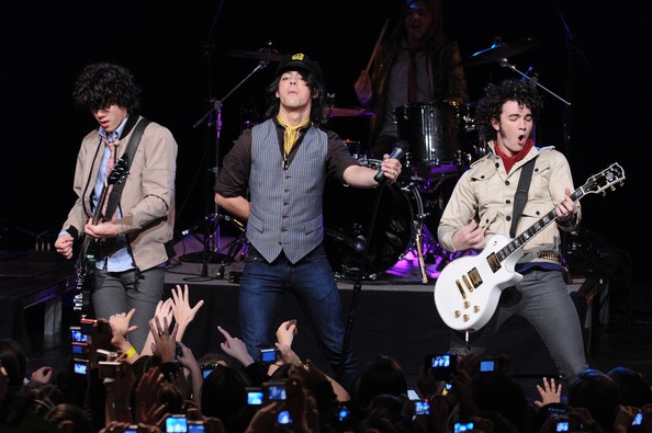 Jonas+Brothers+Perform+CBS+News+Early+Show+GUwWVD_vlZjl.jpg